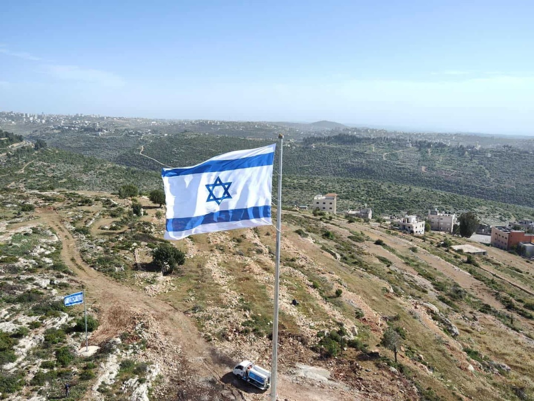 Nel mirino del mondo. Coloni scudo di Israele